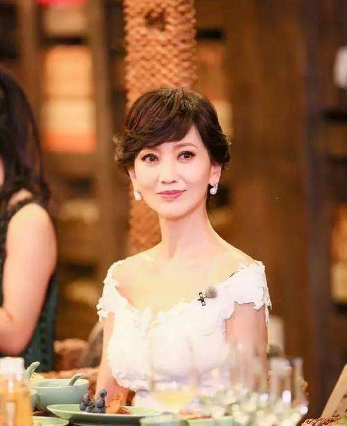 赵雅芝|66岁赵雅芝荷塘边拍照！穿裙子撑伞坐在石头上，皮肤白皙五官精致