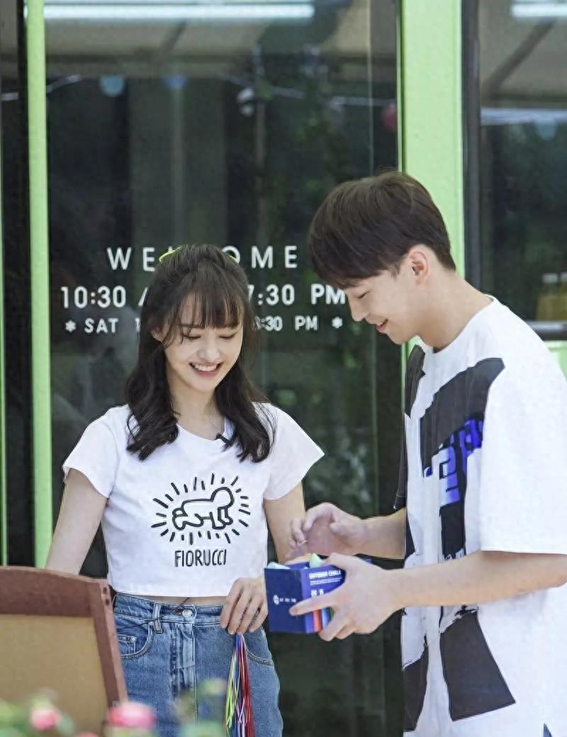 有种“整容”叫郑爽退圈,被封杀两年后,再次出现她像换了一个人