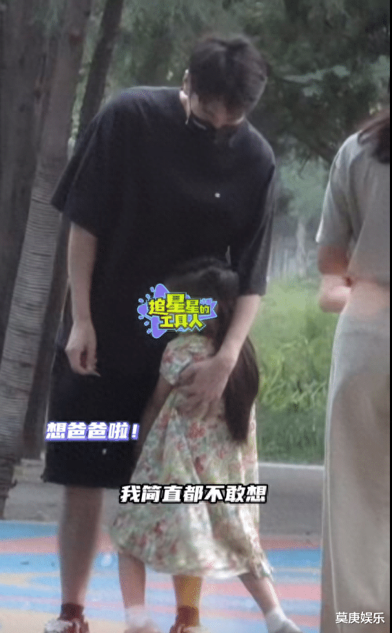 高圆圆赵又廷合体接孩子，赵又廷紧抱高圆圆手臂，女儿扑爸爸怀里亲昵