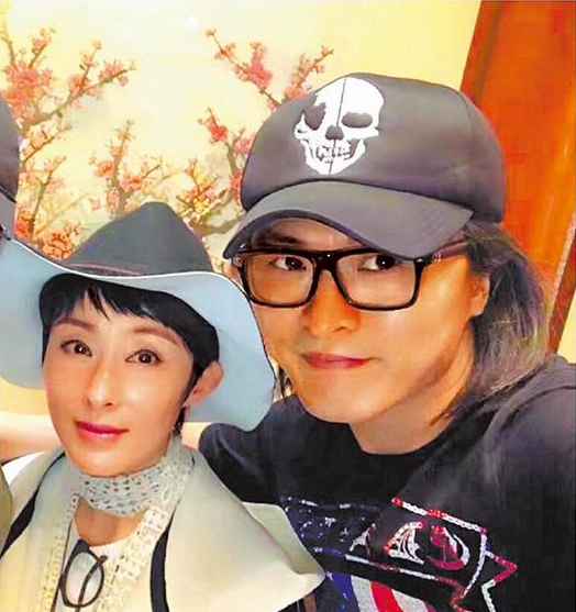 54岁的张敏：被香港大亨向华胜独宠9年，分手后嫁经纪人刘永辉