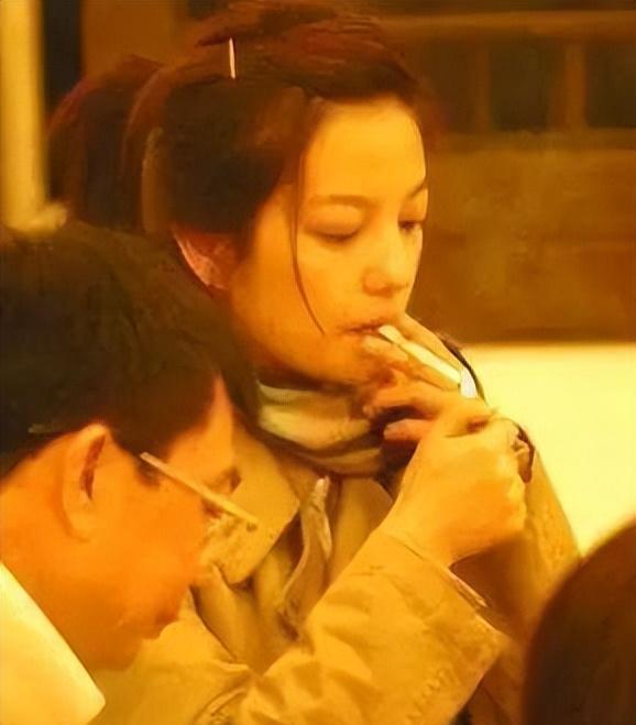 王菲|王菲和谢霆锋吵架？53岁王菲在街头捂脸痛哭，难自己行走需要搀扶