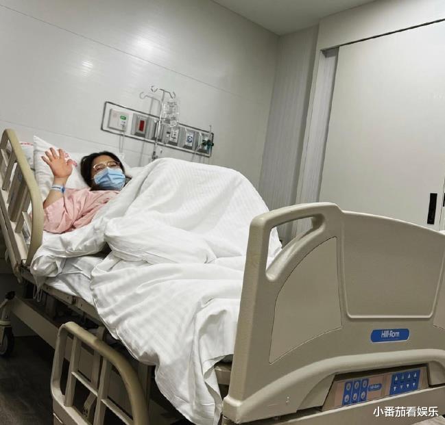 52岁知名男星中年得子,晒照片满脸慈爱,小20岁娇妻笑容灿烂