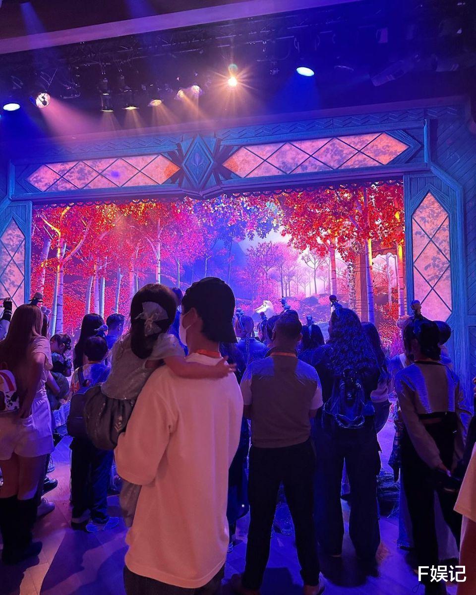 罗仲谦杨怡带一对子女去主题乐园游玩 一家四口拍下各种温馨全家福