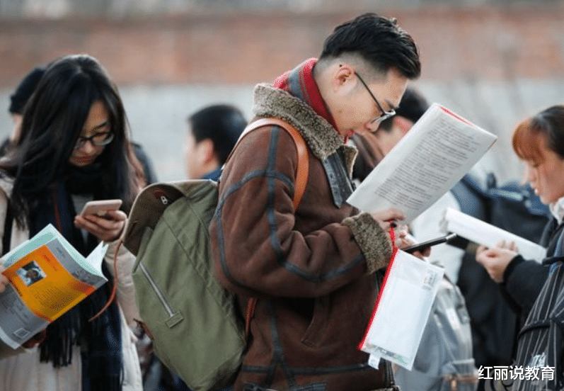 专科生这下亏大了?多所高校延续政策调整,专科生的选择更少了