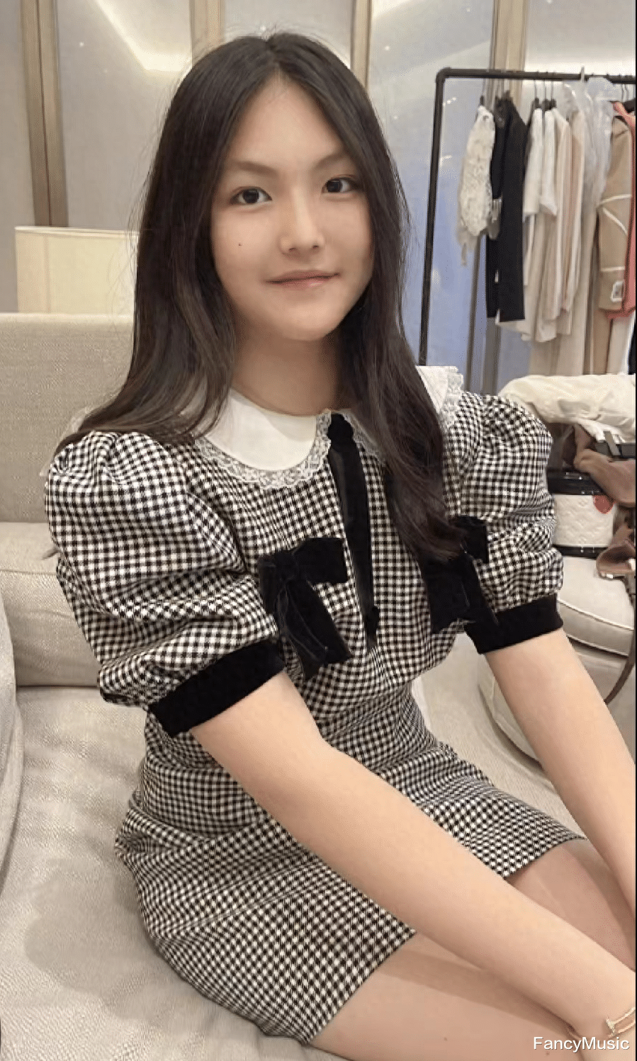 王诗龄备受父母宠爱，两套造型价格超过七万元，网友却不买账！