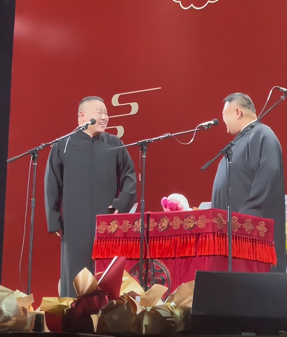 岳云鹏“爬行相声”争议大，被批黔驴技穷，孙越捧哏雪上加霜