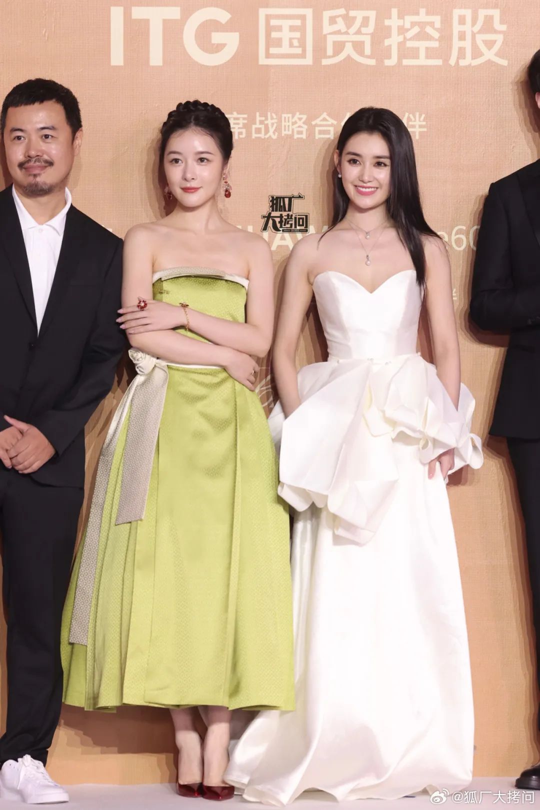 见鬼了！杨紫艳压了穿“野鸡高定”的迪丽热巴……