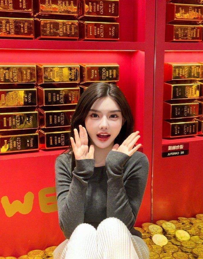 韩安冉在长沙被偶遇,苹果肌变形,让女儿请假旅游,教育一言难尽