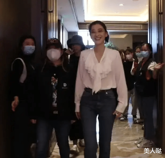 梅婷只不过换了发型，就从48岁美回18岁，空气卷发又奶又甜，一点不像当妈人