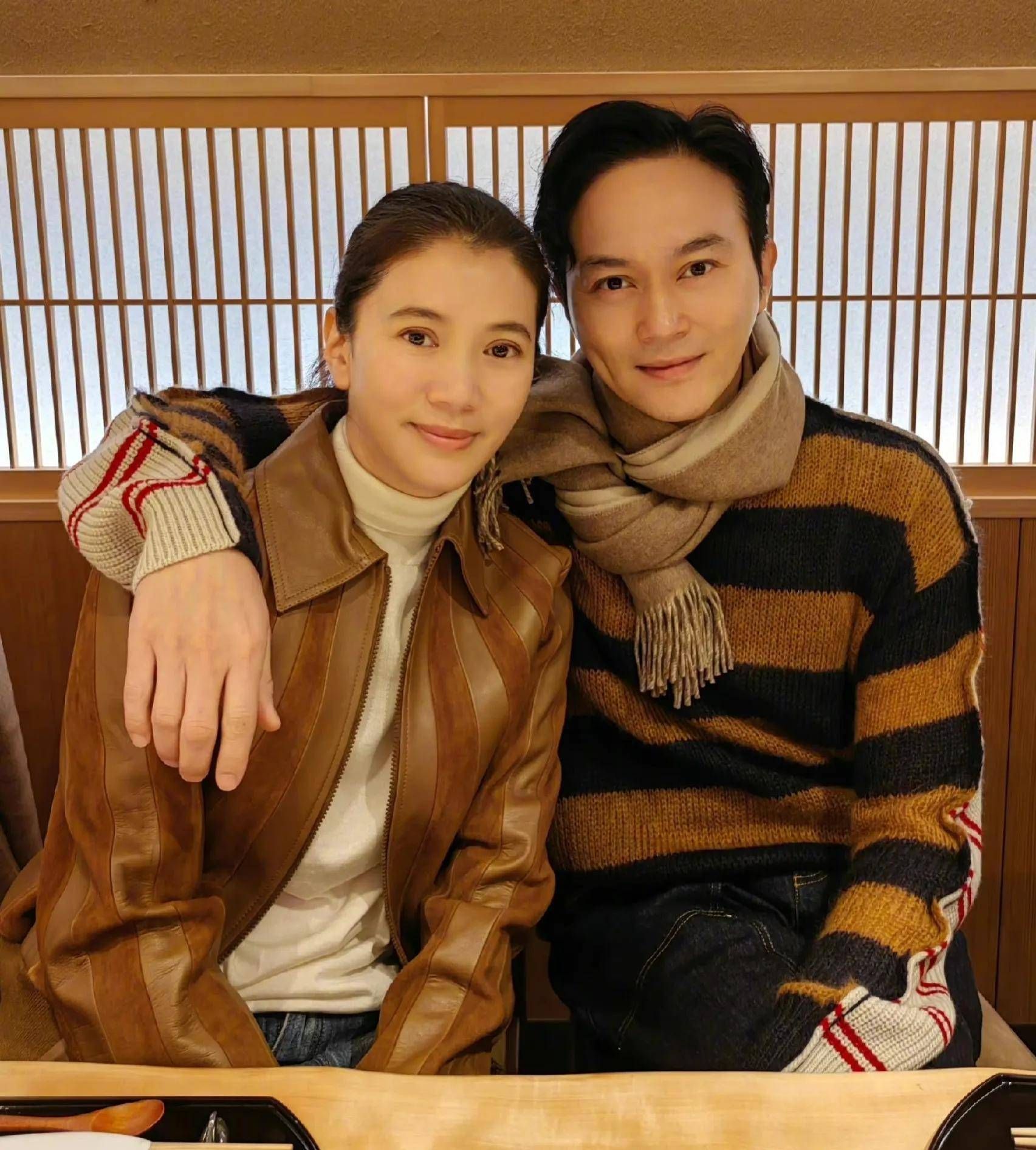 张智霖夫妇酒楼被偶遇，袁咏仪变老还脱发，男方络腮胡全白脸很愁