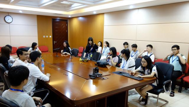 大学生上班后气质大变,沾了“班味”很难再变?评论句句扎心