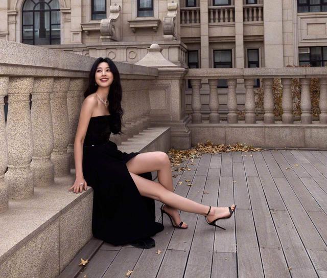 张俪黑漆亮片长裙气质好绝