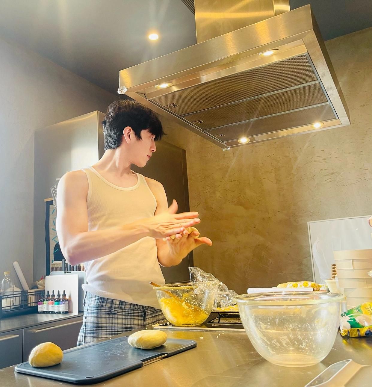 34岁井柏然在北京的家火了：全屋水泥墙，竟没有丝毫俗气，好高级