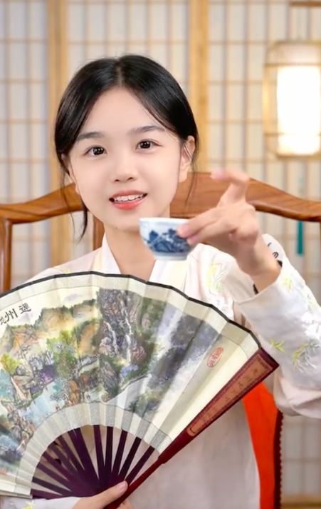 幼态审美害人不浅！美女网红打扮幼态像10岁小孩，在直播间竖中指