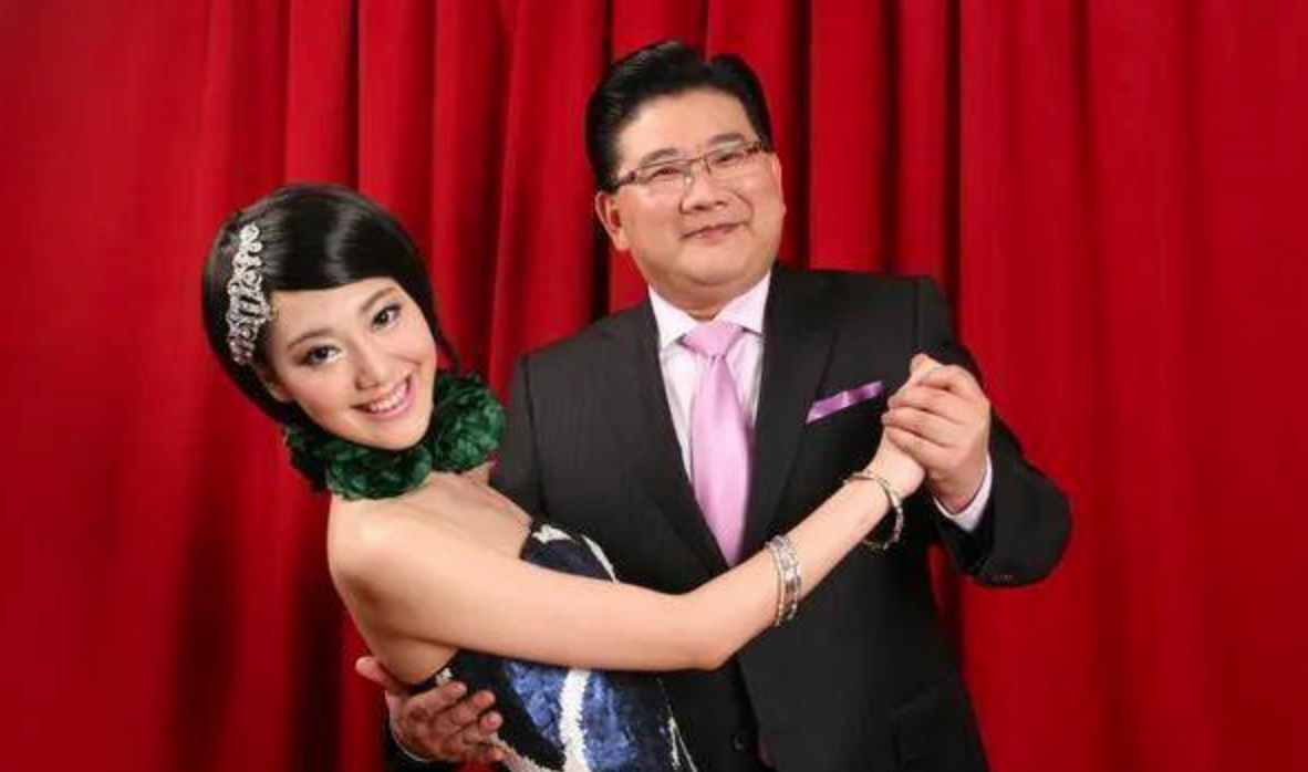 央视主持王冠:和曹可凡传绯闻,被母亲催婚,38岁未婚也幸福 - 音乐资讯