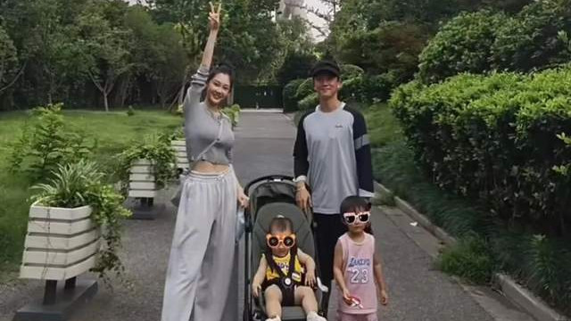 苗苗郑恺同框带娃，露腰秀身材被疑在哺乳期，对三胎传闻避而不谈