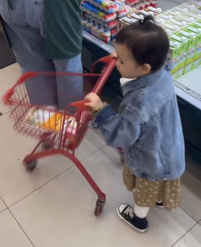 林峰|张馨月林峯送女儿第一天上学,女儿学爸爸叫“老婆”,侧颜好秀气