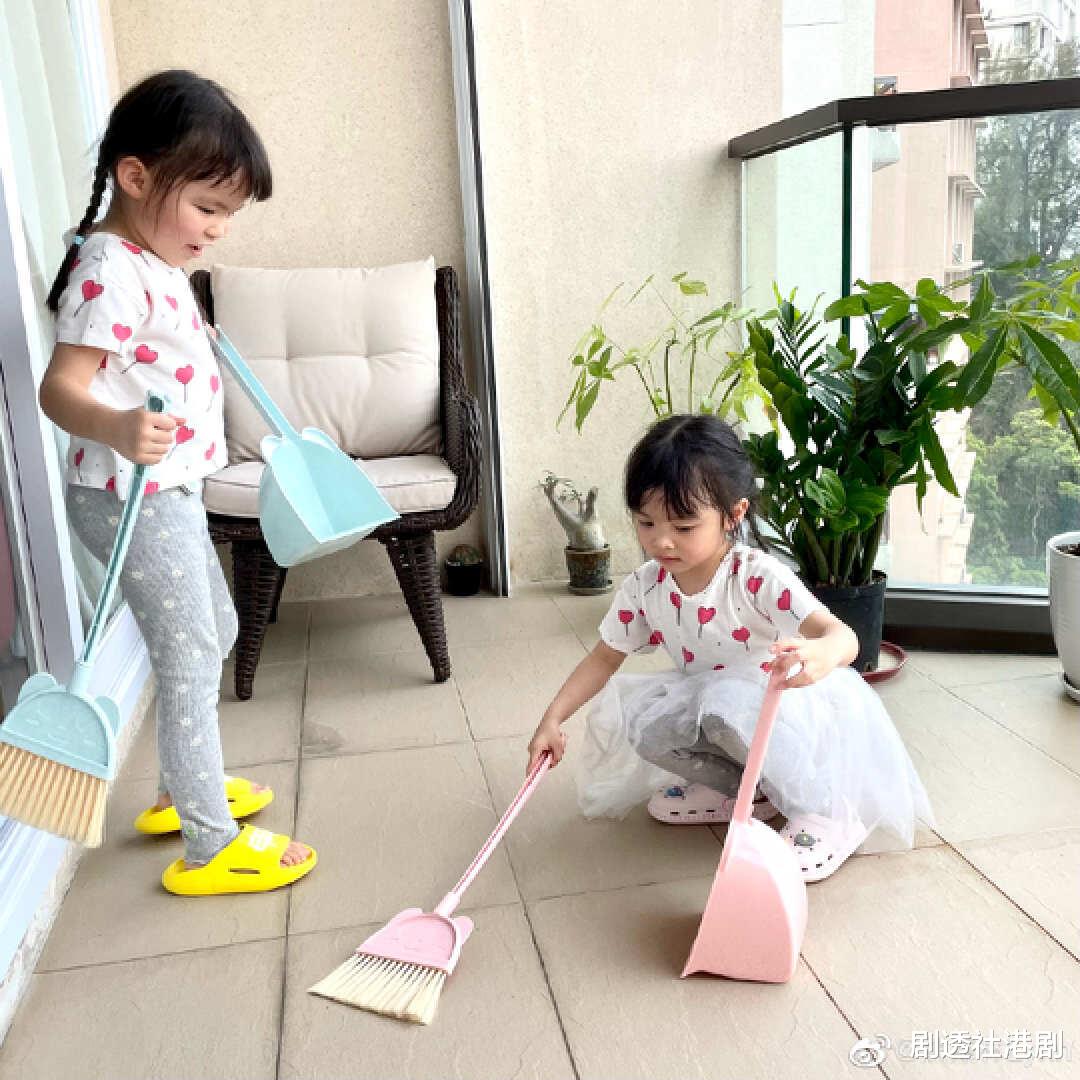 为富豪老公庆生!熊黛林晒甜蜜合照,双胞胎女儿被指越长越不像