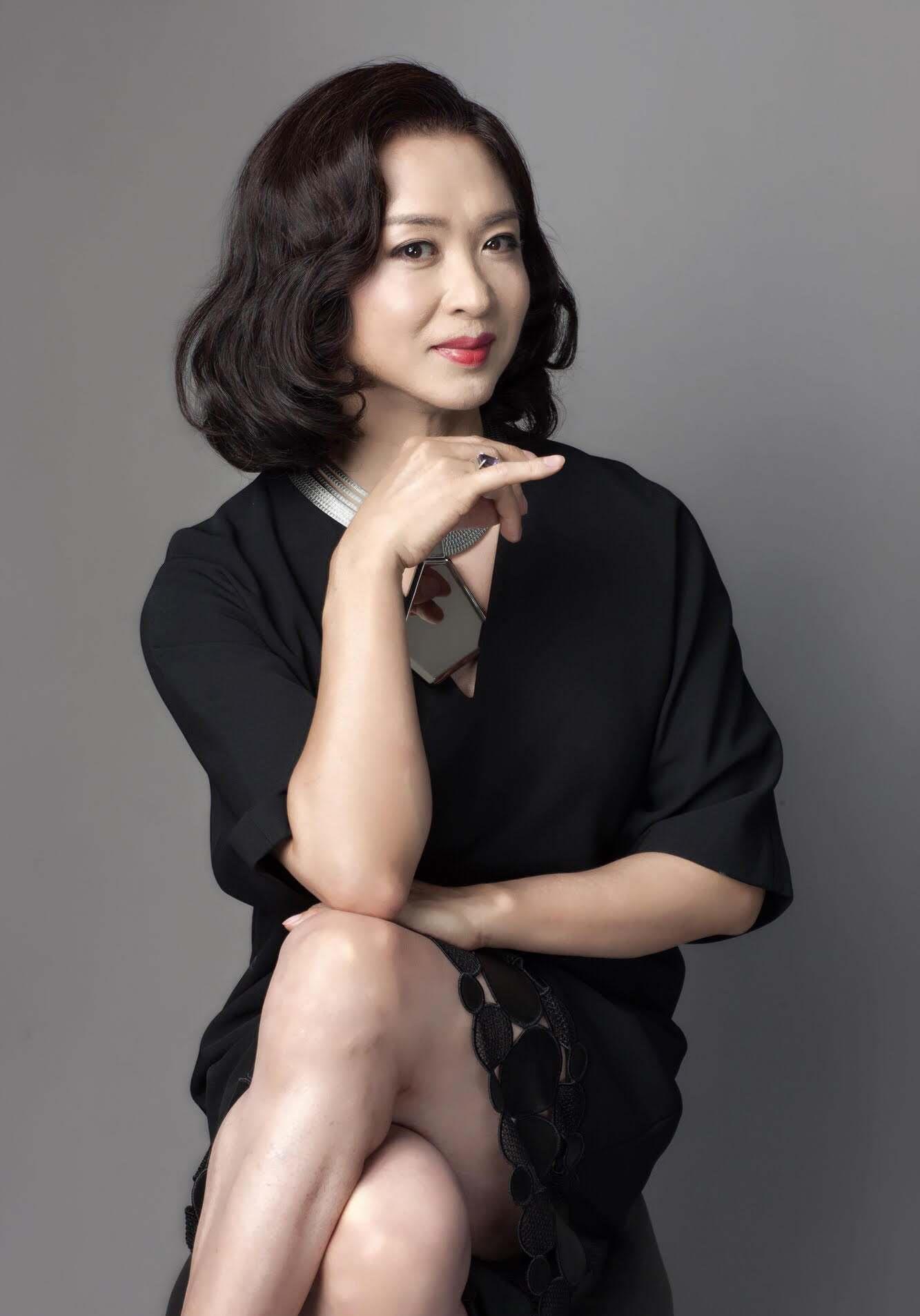 55岁金星“变性后遗症”越来越严重,让丈夫汉斯感到相当尴尬