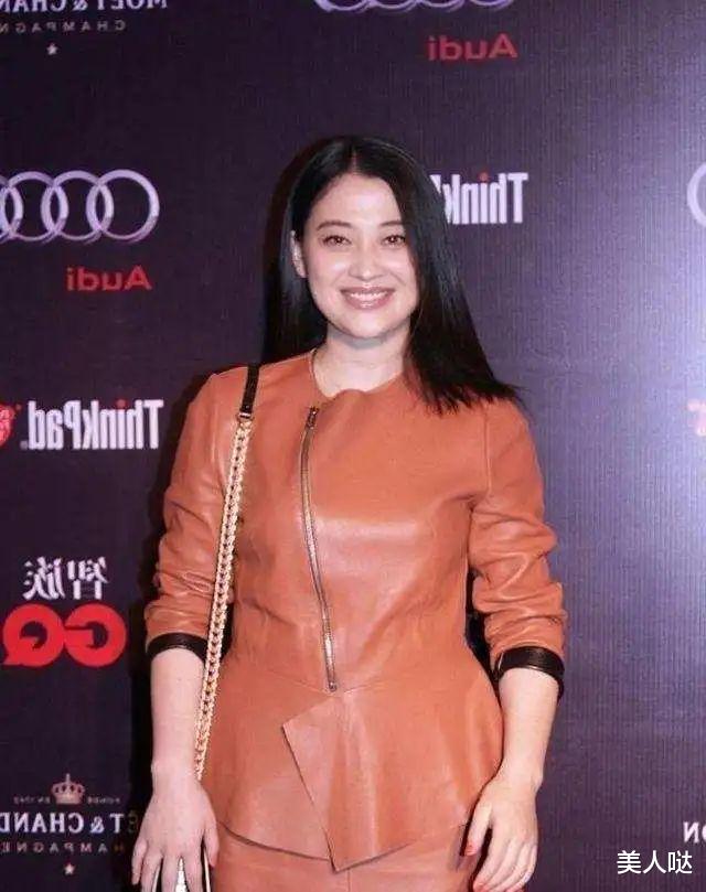 穿衣搭配 47岁梅婷换发型美出新高度，羊毛卷发太显嫩了，与小39岁女儿同框像姐妹