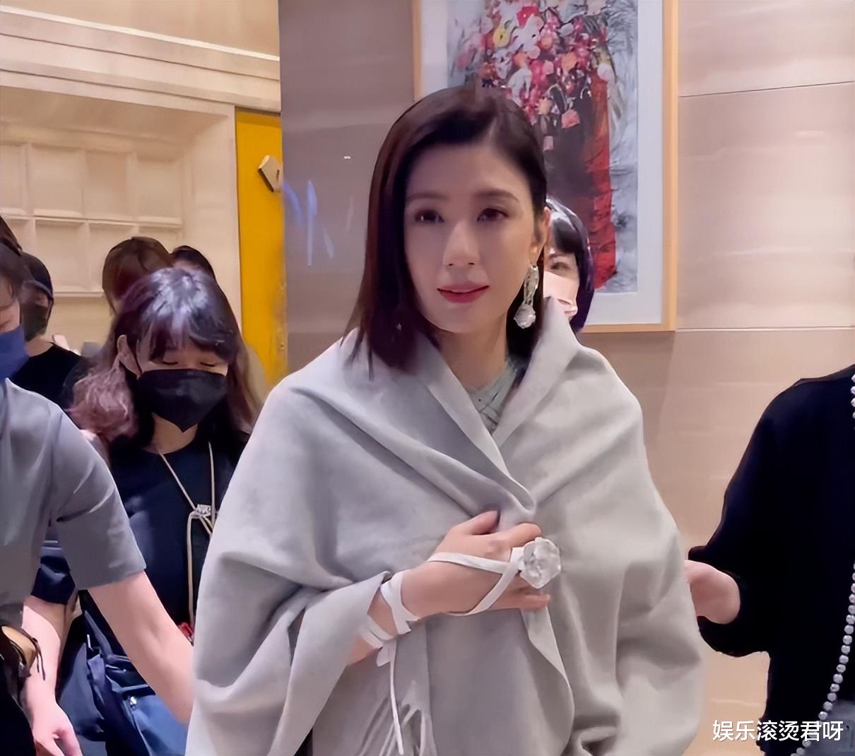 贾静雯|贾静雯现实中状态如何?录《浪姐4》被跟拍,48岁无修图让人看愣