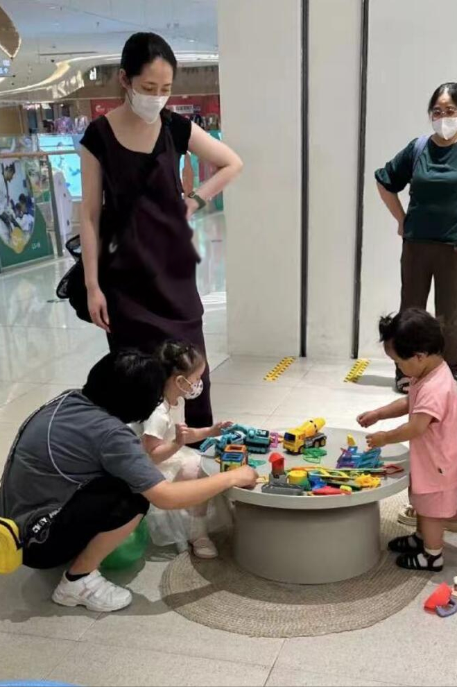 |郭碧婷带儿子游玩,肚子凸起被猜怀三胎,儿子正脸曝光超可爱