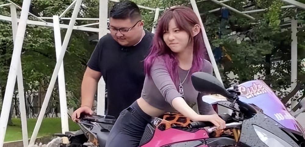 网红痞幼当伴娘引热议:白色礼服抢镜,颜值差异大引争议