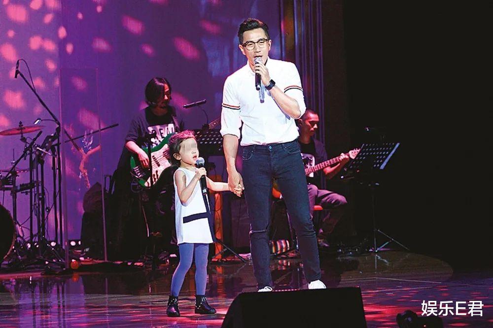 杨幂|杨幂现身香港探望女儿,手拿大盒玩具当礼物,停留一天便匆匆离去