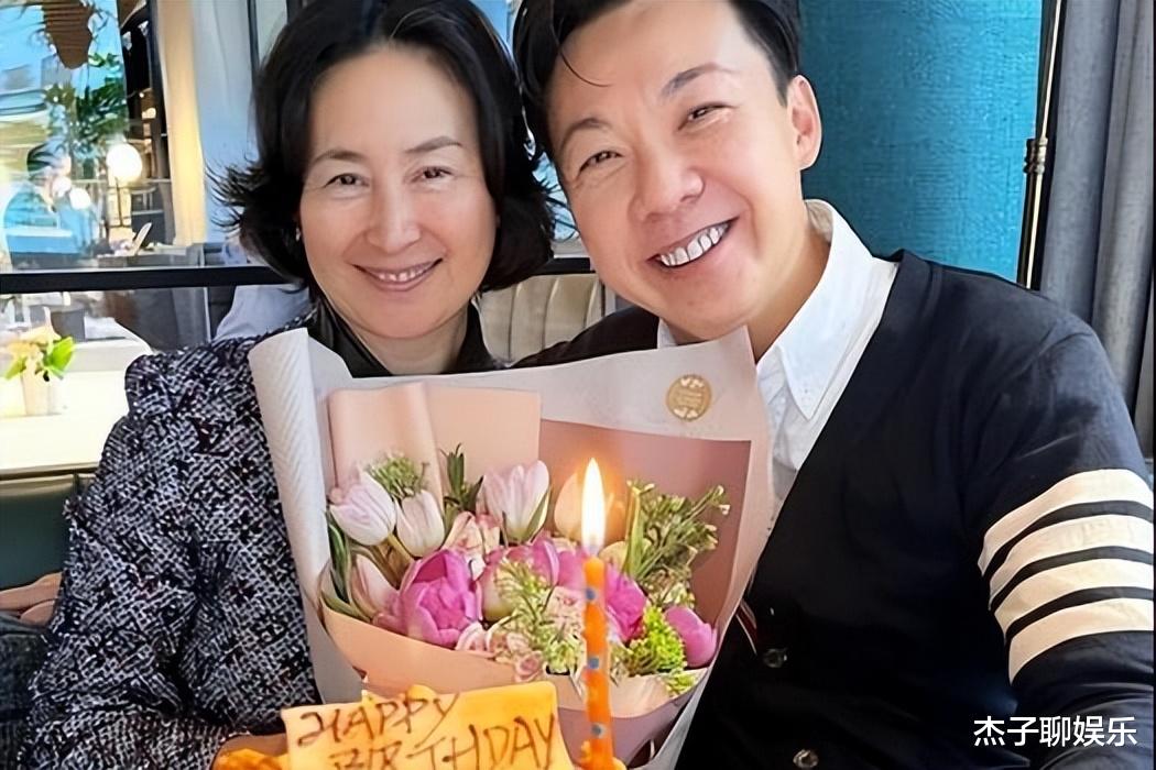 彻底放下过去！60岁何超琼喜迎“第二春”！被男友吻脸大秀恩爱