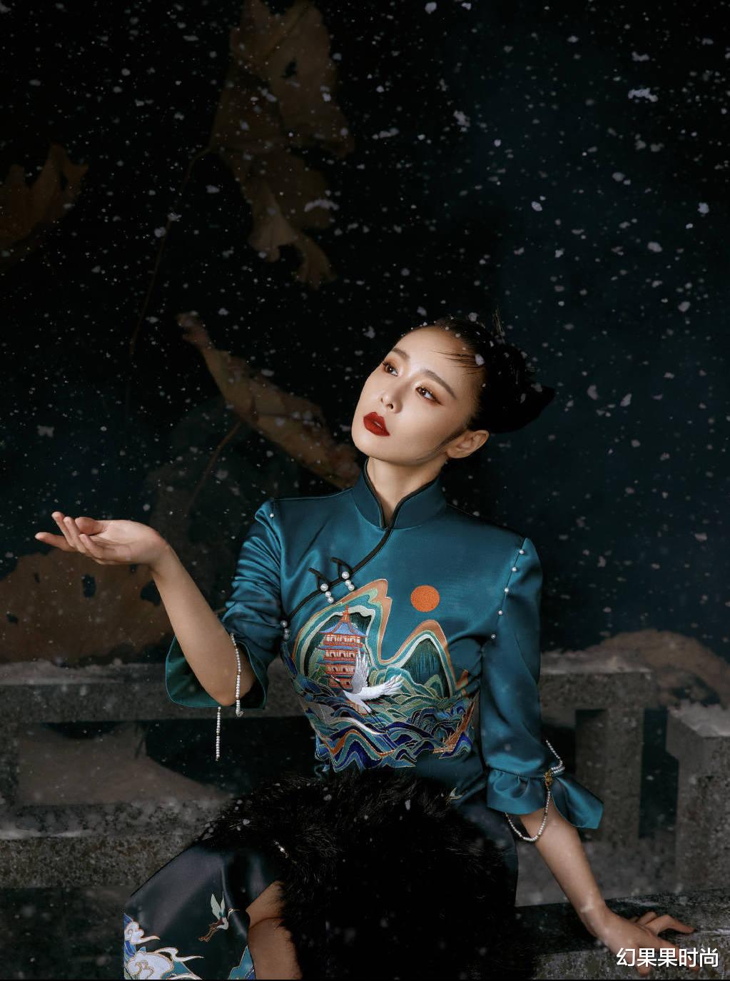 旗袍 高叶晒国风旗袍照，红唇抹上一抹复古色彩，尽显江南女子温婉气质