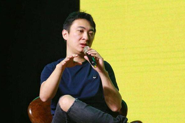 阿Sa|王思聪35岁骨瘦如柴,2个小美女陪同购物,旁边保镖无数