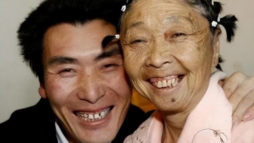 曝87岁马玉琴去世，李玉成独自旅游心情好，公园炫富、表演讨老婆