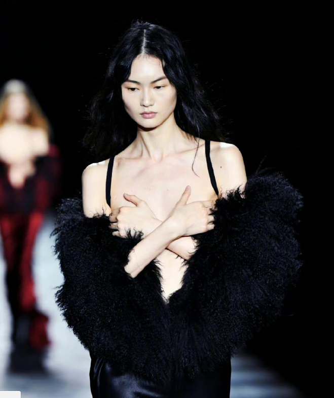 超模贺聪巴黎时装周放飞自我,上身一丝不挂双手捂着走秀,瘦脱相了