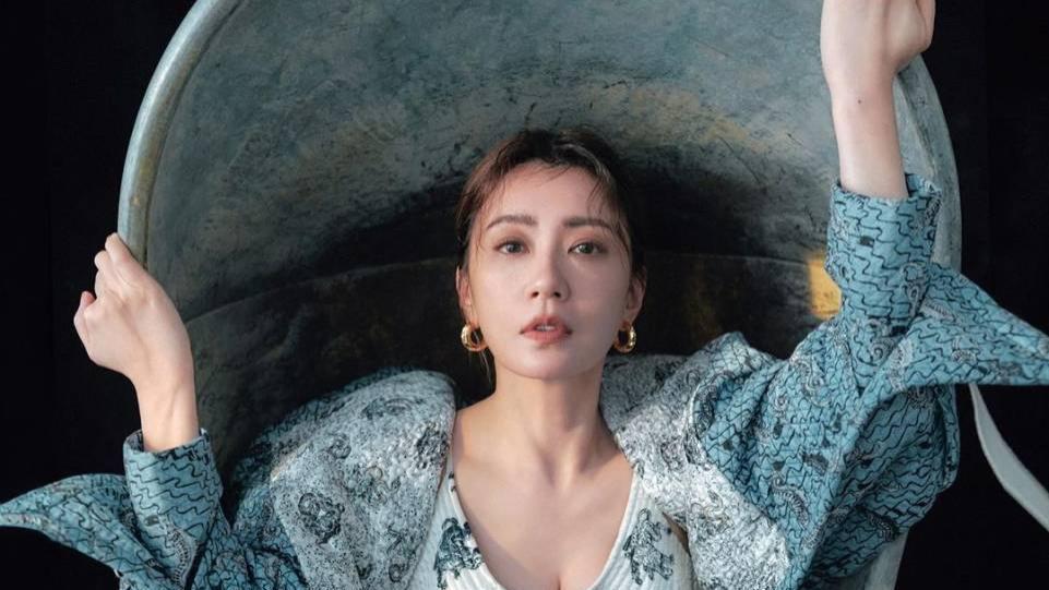 49岁贾静雯完全放开，穿印花吊带上衣仰卧铁皮船上，身材火辣姿势撩人