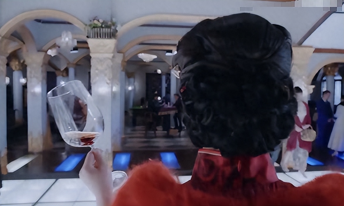 这些侮辱观众的剧情:红裙美背搞偷袭我忍了,湿旗袍打鬼子忍不了