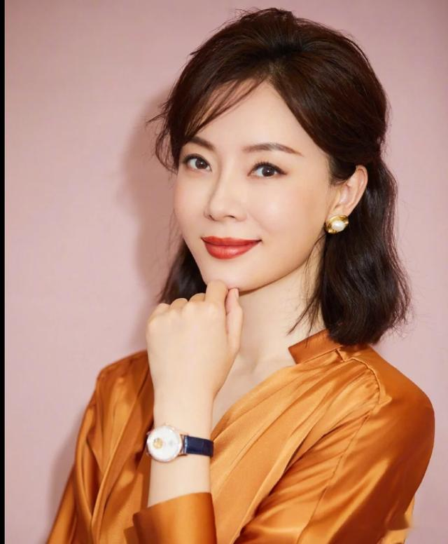 董卿、陈数亲自示范:发不过肩、穿裙系腰带,才能美得优雅又气质