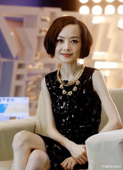 鲁豫相差19岁“母子恋”曝光，疑似已同居，同一单元共用一个车位