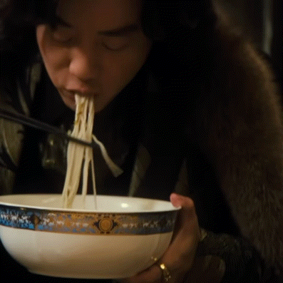 吃得越真演技越稳!《繁花》郑恺吃面条,扯下多少演员遮羞布