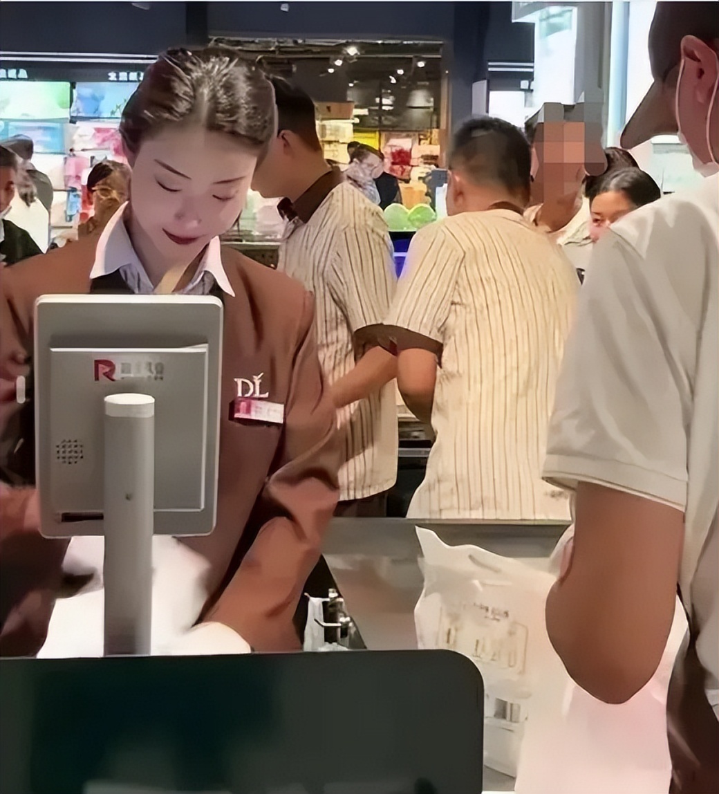 “河南倪妮”收银员走红,五官精致身材高挑,比倪妮本人好看