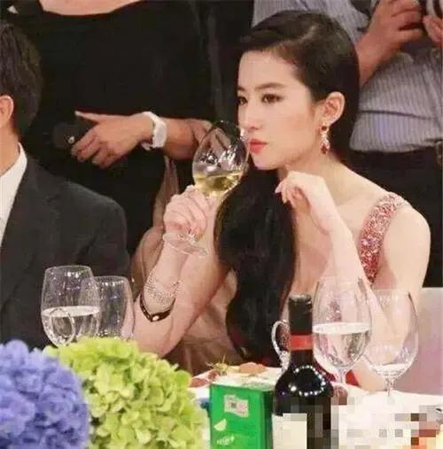 表面是娇滴滴小白花，实则都是“酒蒙子”，这几位女星太过于剽悍