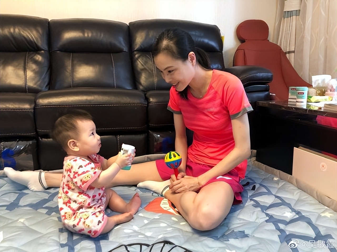 张效诚晒照为妻子庆生，吴敏霞隔空互动秀恩爱，一双子女似足爸爸