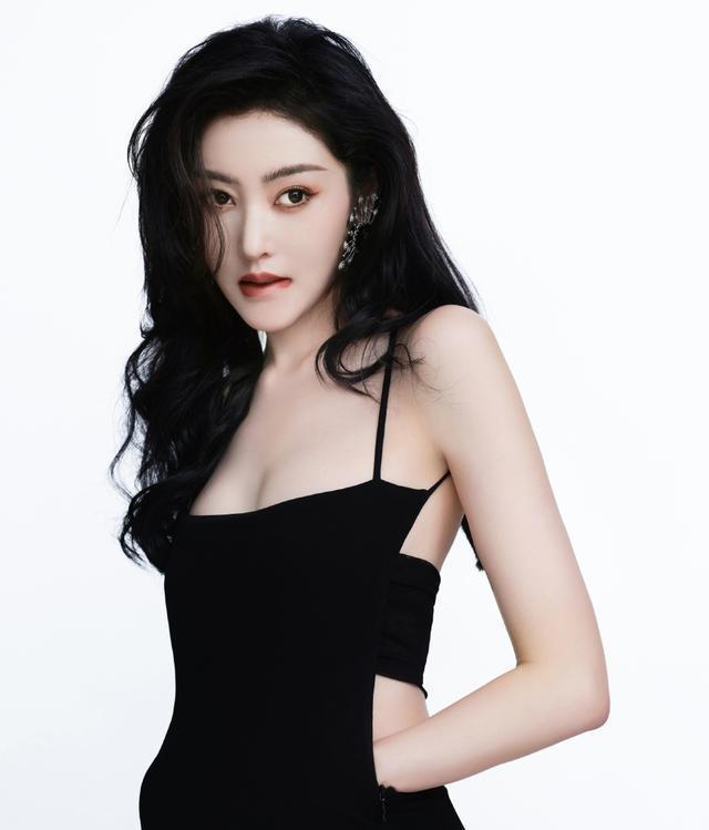 张天爱|张天爱穿吊带露背长裙超妩媚!雪肤玉貌风情万种性感撩人