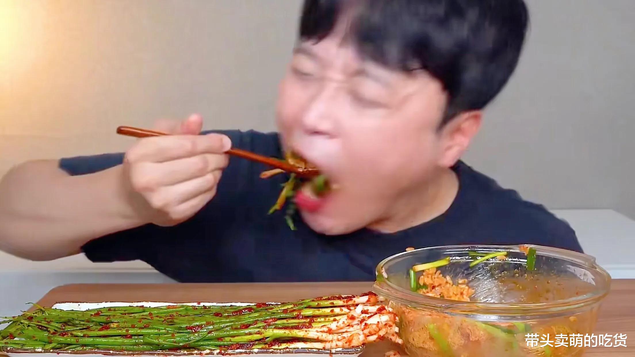 |就没见过比这更寒酸的韩国吃播,小葱拌饭是硬菜,狼吞虎咽冒青筋