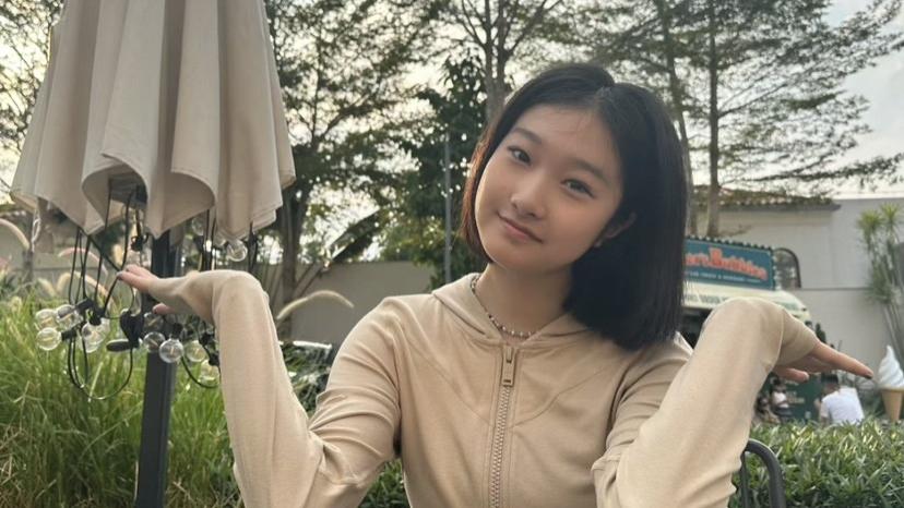 马伊琍大女儿晒妹妹视角美照，15岁爱马模样清秀甜美，跟妈妈很像