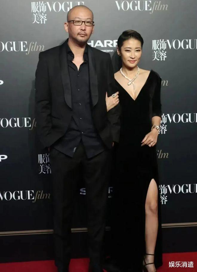 管虎|管虎梁静香港街头牵手,疑似恋情曝光?