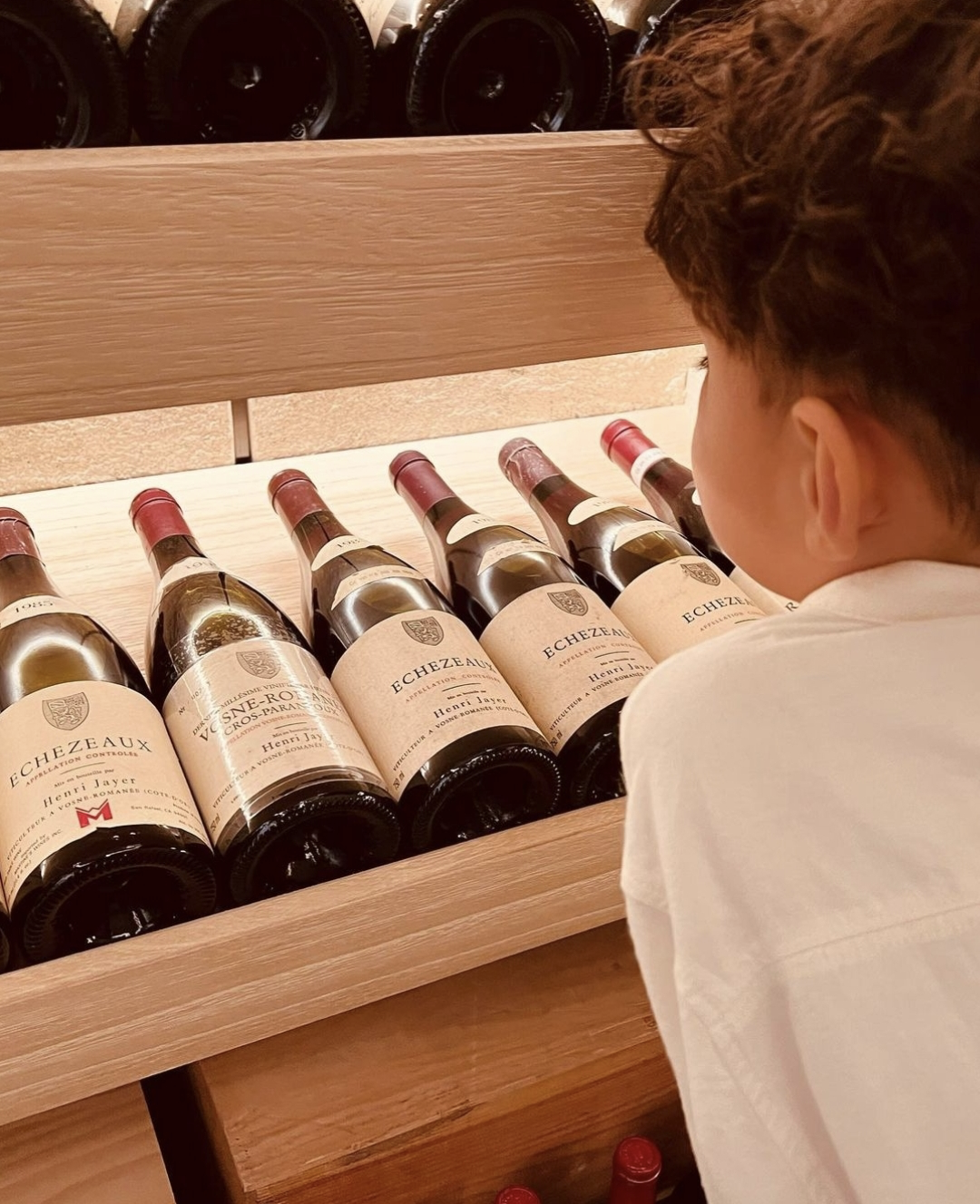 周杰伦|周杰伦晒儿子萌照,5岁罗密欧背着手赏画,烫了一头卷发时髦可爱