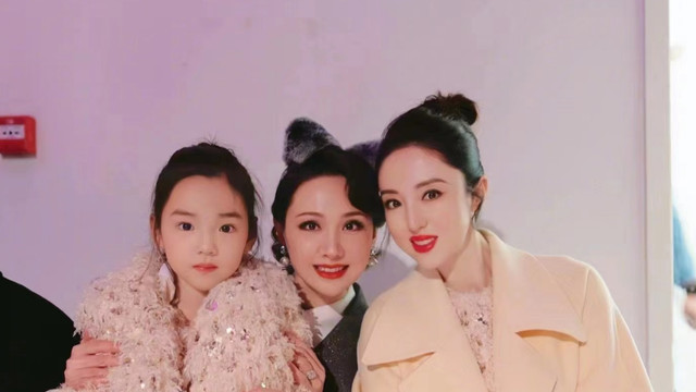 董璇|董璇6岁女儿不愧是最美星二代！打扮成名媛跟妈妈走秀，有超模范