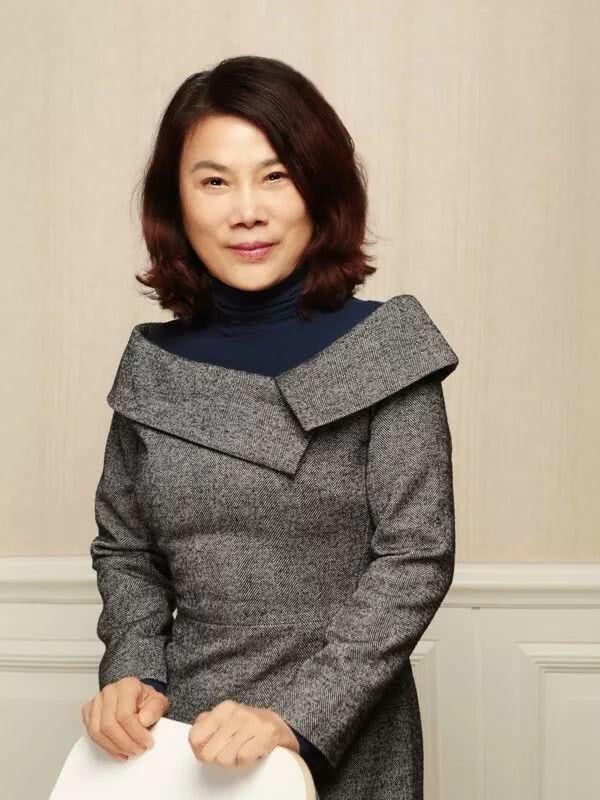 穿衣搭配 看到68岁董明珠的打扮,我悟了:穿衣素雅,不化浓妆,越老越耐看