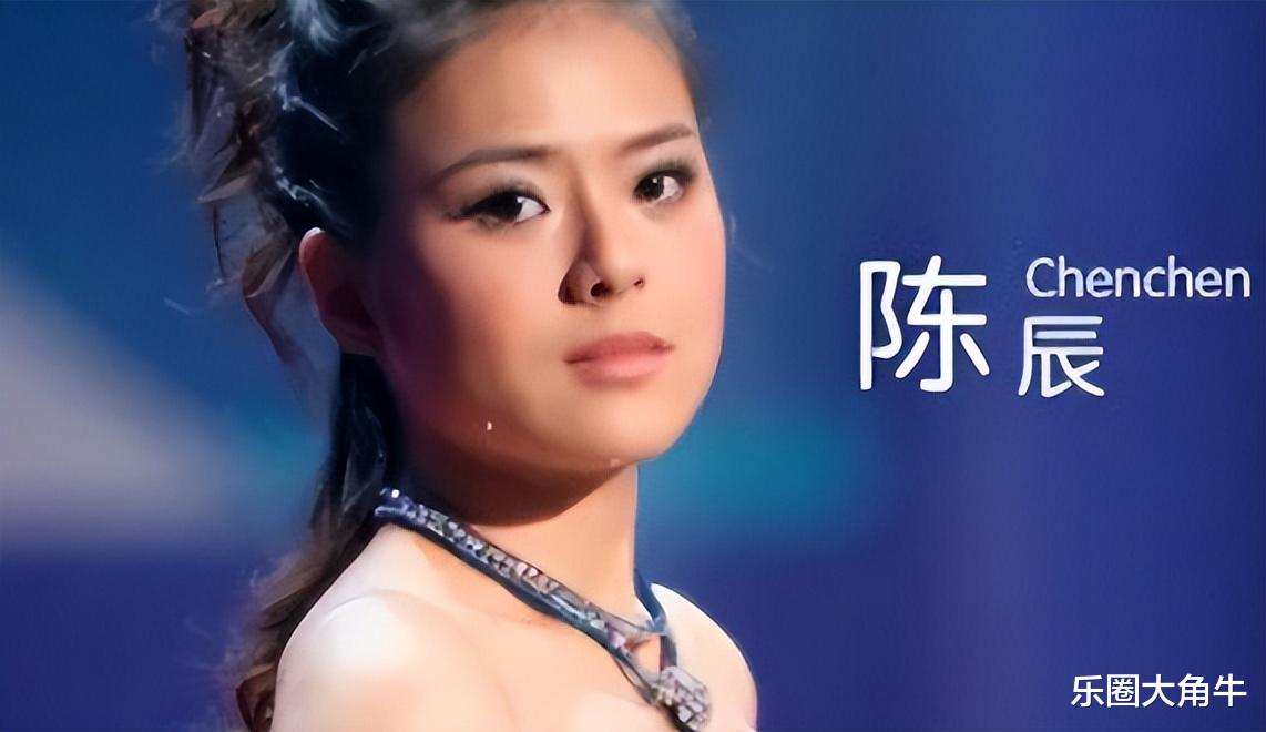 主持人陈辰罕晒全家福，与小3岁老公似姐弟，41岁高龄生子