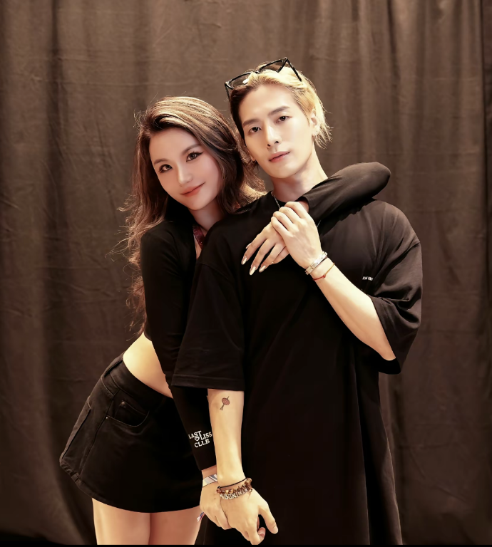 王嘉尔与大杨嫂牵手,还与众多辣妹搂抱合影,大杨哥回应一脸不悦